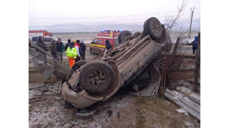 Accident grav, la Muntenii de Sus! O mașină s-a răsturnat peste un gard de beton! (VIDEO)