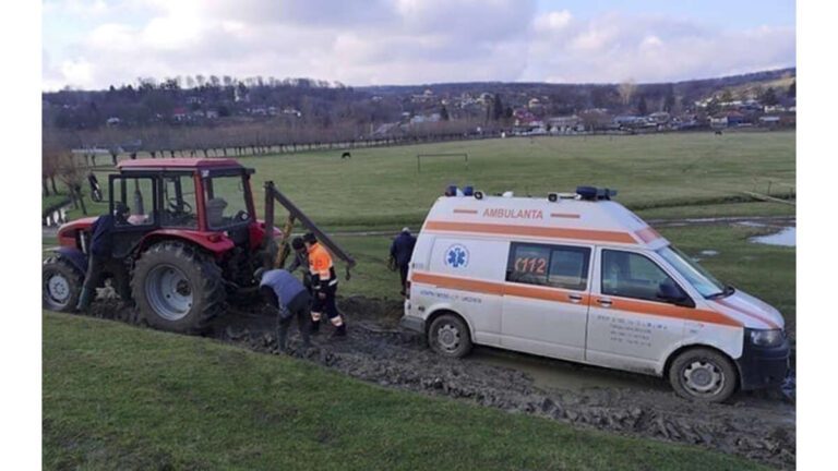 Ambulanță blocată în noroaie, în satul Chițoc! A fost scoasă la drum cu un tractor al primăriei!