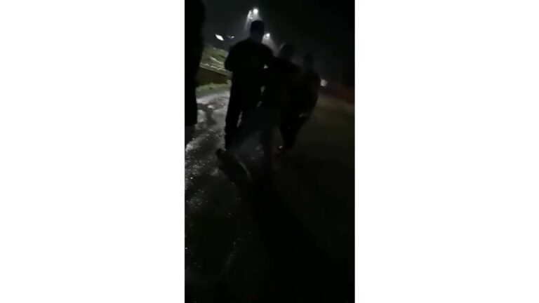 VIDEO scandalos! Cumnatul primarului din Delești bate un copil de 15 ani, în fața Primăriei!