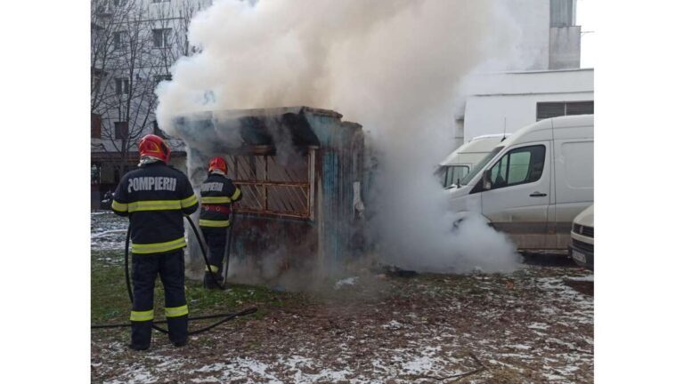 Fum masiv într-un bloc din zona Gării! Pompierii sunt la fata locului!