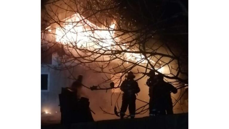 Incendiu violent în Barlad, de la un scurtcircuit electric!