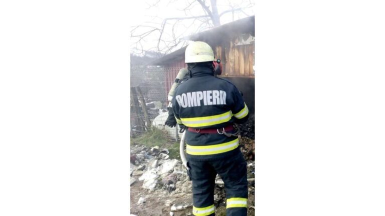 O casa din Berezeni este în flăcări, ACUM! O persoana este în casa incendiata!
