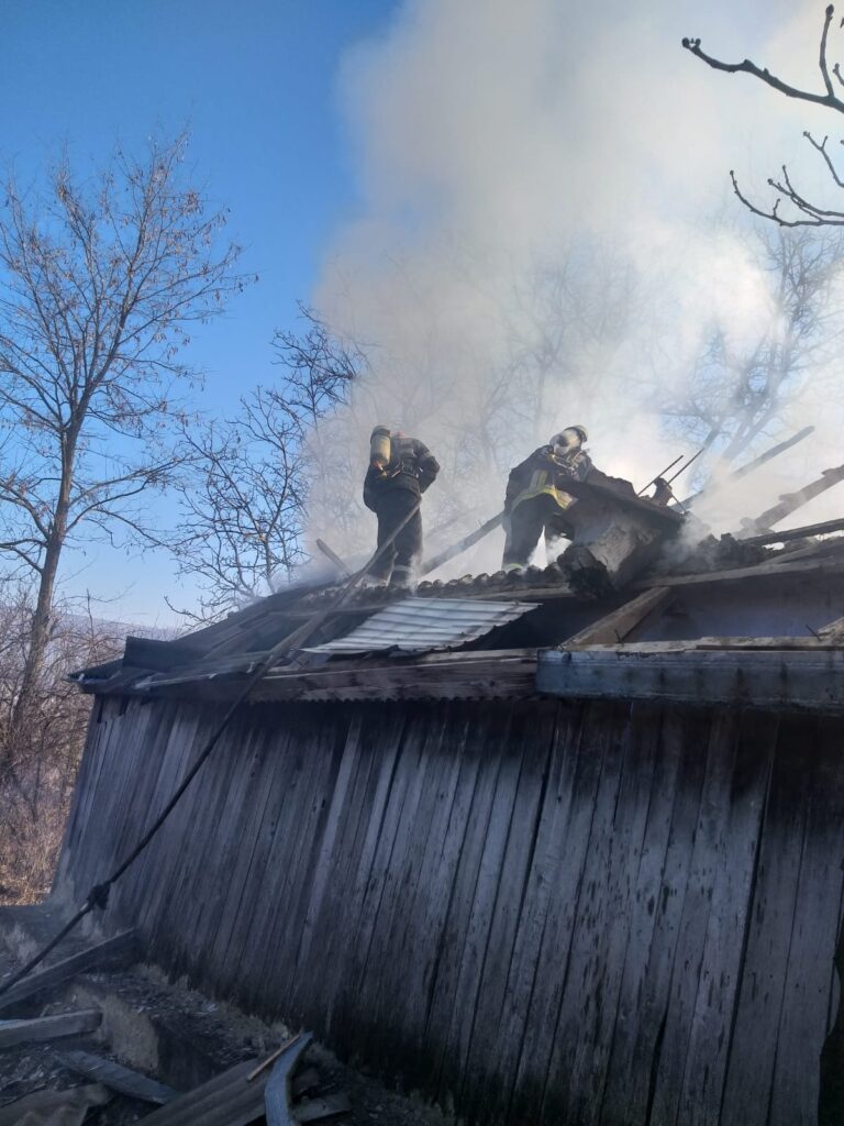 Incendiu ACUM la Armășoaia! Un bătrân de 90 de ani a fost surprins în flăcări! 1 0bbeb111 0f47 4f57 ad76 6cbed631e15f