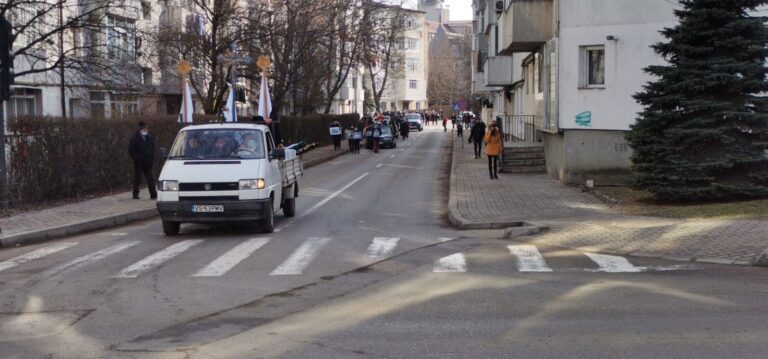 Zeci de vasluieni in cortegiul lui Ion Chiriac! Coloana s-a deplasat la Cimitirul Eternitatea!