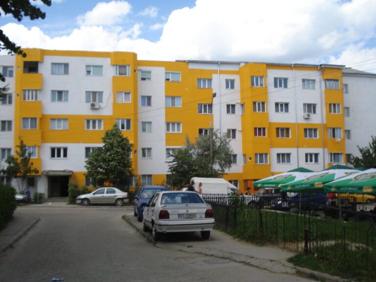 Reguli drastice pentru dezvoltatorii imobiliari! Niciun bloc nu se va mai construi în Vaslui fără locuri de parcare!