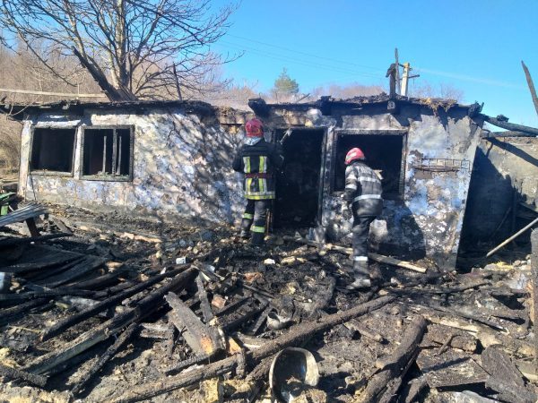 Incendiu ACUM la Armășoaia! Un bătrân de 90 de ani a fost surprins în flăcări!