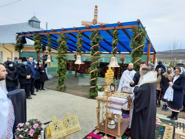 Pogoneștiul răsună de sunetul noilor clopote! Slujba de sfințire a fost făcută de Episcopul Hușilor!
