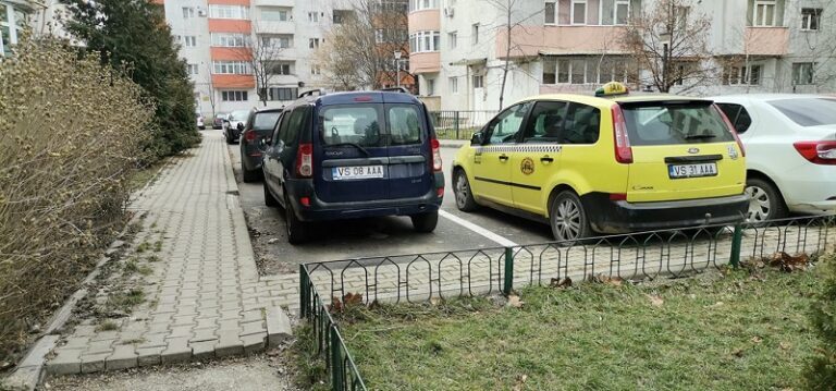 Cum s-au „împroprietărit” unii vasluieni cu locurile de parcare pentru persoane cu handicap! Poliția Locală, Poliția Rutieră, se aude?