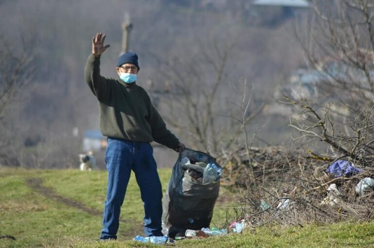 Ne mândrim cu astfel de viceprimari! La Bogdănița, vicele strânge gunoaiele de pe imaș!