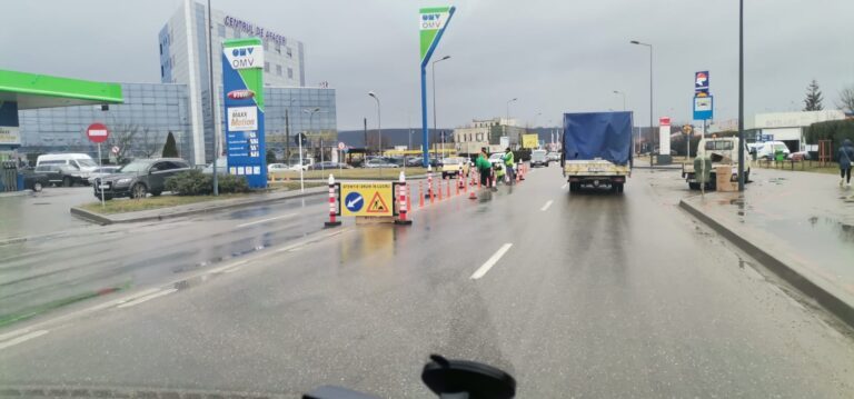 Se montează stâlpi de delimitare în zona OMW Petrom! Circulație liniștită la Dedeman!