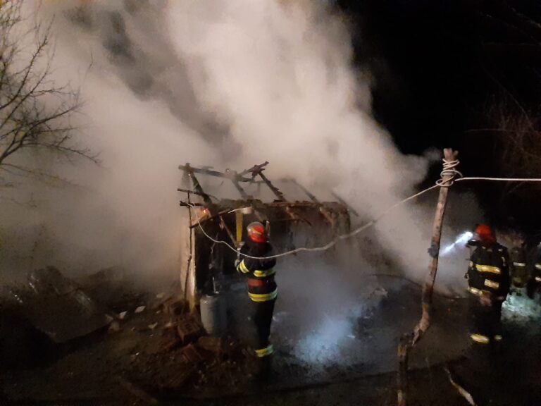 Un incendiu devastator a distrus o casa în Lipovat! Trei persoane au fugit din calea flăcărilor!