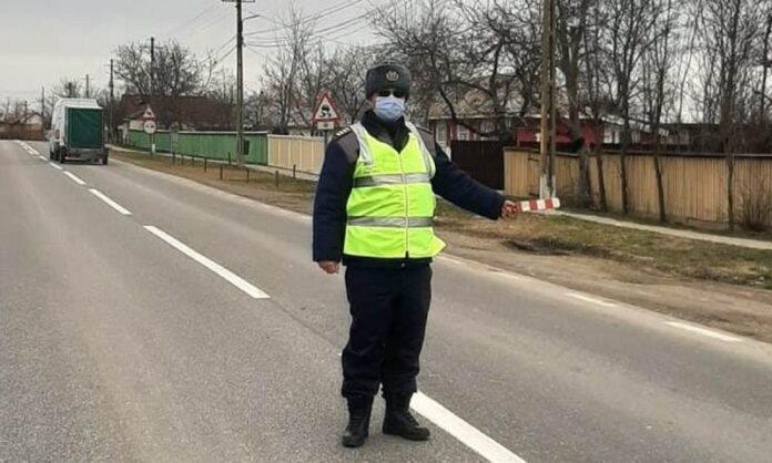 La-volan-desi-avea-dreptul-de-a-conduce-suspendat