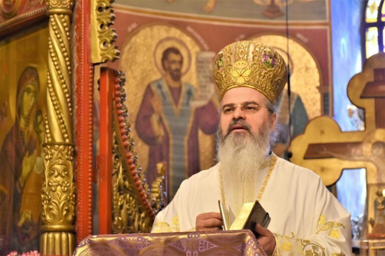 Preasfințitul Episcop Ignatie, în fața credincioșilor hușeni: „Este o diferență între icoană și imagine. Icoana trimite întotdeauna către o altă lume”