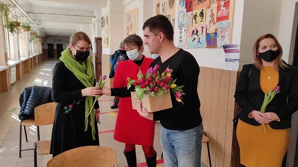 100 de flori de primăvară vor fi plantate, astăzi, de Ziua Femeii, în grădina Liceului Emil Racoviță! ArtEst, sufletul acțiunii!