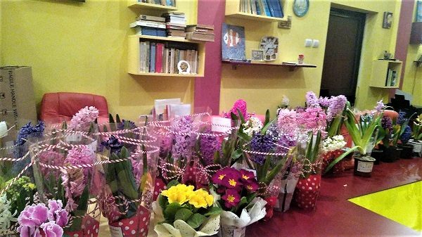 100 de flori de primăvară vor fi plantate, astăzi, de Ziua Femeii, în grădina Liceului Emil Racoviță! ArtEst, sufletul acțiunii! 2 art est 3