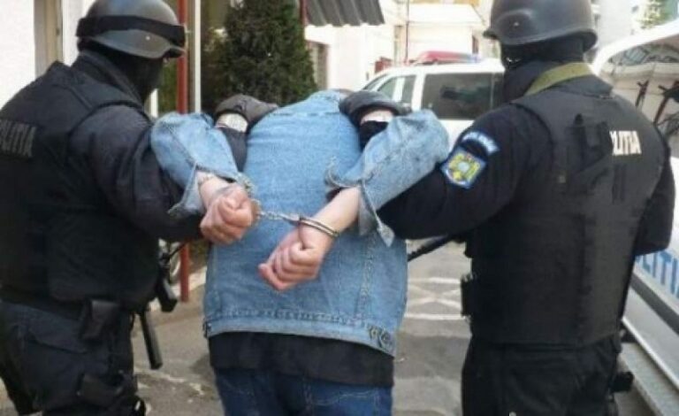 Doi gemeni violenți din Bârlad, după gratii! Au spart mai multe case și au tâlhărit bătrâni!