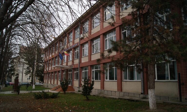 Revolta unui tată îngrozit! „Vin cinci-șase copii copți de răceală, iar dirigintele glumește că au Covid”, spune părintele!