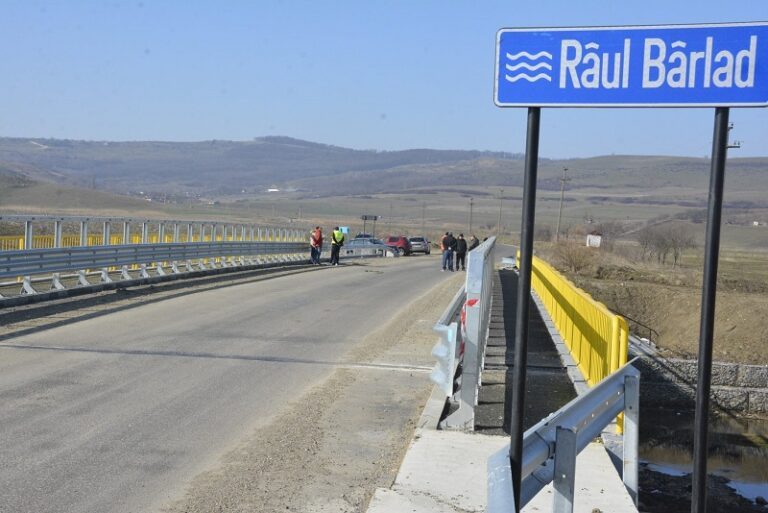 După 30 de ani de chinuri și inundații, s-a dat în folosință podul modernizat dintre Todirești și Rafaila!