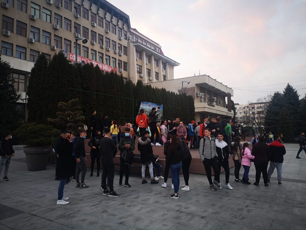 ACUM Proteste masive anti-mască în Centrul Vasluiului! Se cere demisia lui Arafat! (VIDEO) 1 proteste 1