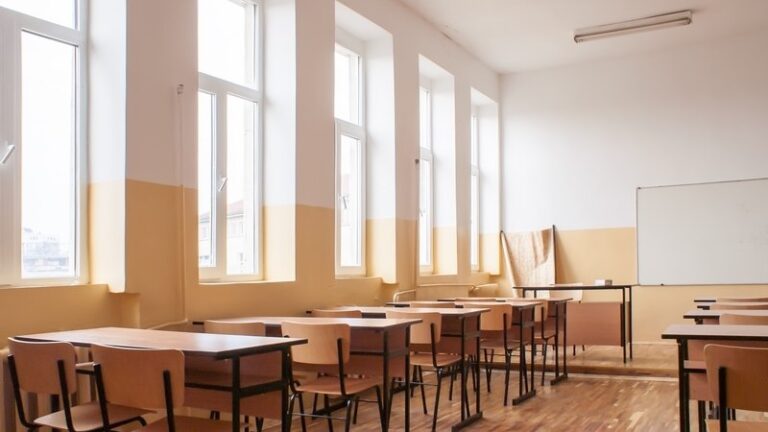 Sunt peste 70 de școli și licee care vor funcționa în scenariul roșu, începând de luni! Toate școlile și grădinițele din comuna Banca, pe roșu! (LISTĂ)