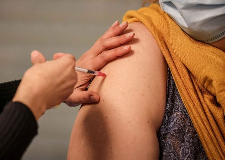 Vești bune pentru vasluienii vaccinați anti-Covid! Imunitatea ar putea dura mai mult de 12 luni!