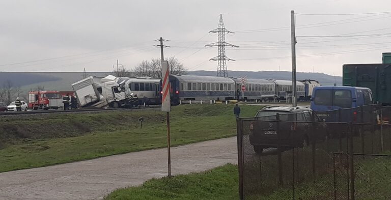 Prostie INCREDIBILĂ! Camionul implicat în accidentul de la ”Bariera Morții” a fost lovit de încă un tren!