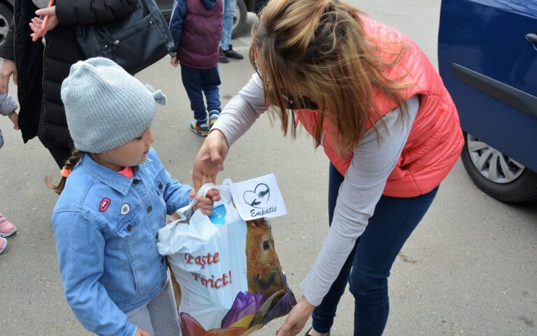 Zi de Florii cu bucurii, pentru copiii din Vutcani