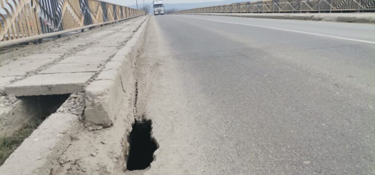 ALERTĂ! Pasarela de la CET are fisuri și găuri în asfalt! Oricând se poate produce o nenorocire!