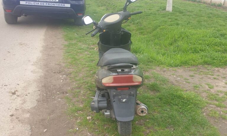 Prins cu mopedul neînmatriculat, la plimbare