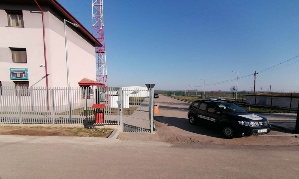 Motociclu neinmatriculat condus de un pieton oprit in trafic de politistii de frontiera