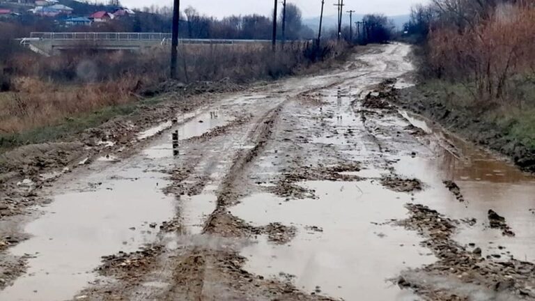 Evul Mediu în satul Tunsești, comuna Bogdănița! Drumuri ca acum 70 de ani!