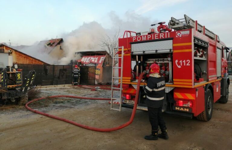 ACUM Arde o casa în comuna Ciocani! Sunt în pericol si alte case!