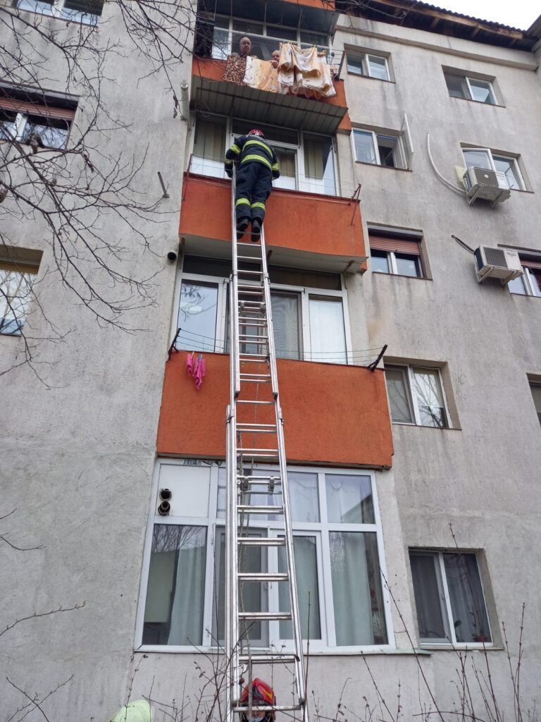 Copil blocat în casă, la blocul 376! Intervenție cu succes a pompierilor militari vasluieni! (VIDEO) 1 WhatsApp Image 2021 04 03 at 12.34.37