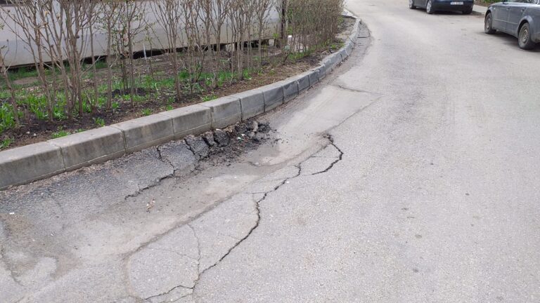 Strada din Vaslui, pe care riști să-ți distrugi mașina! Crater în asfalt!