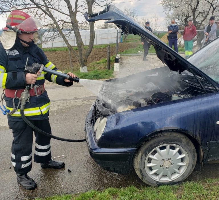 Un autoturism a ars ca o torta, la Negresti! Masina este distrusa în totalitate!