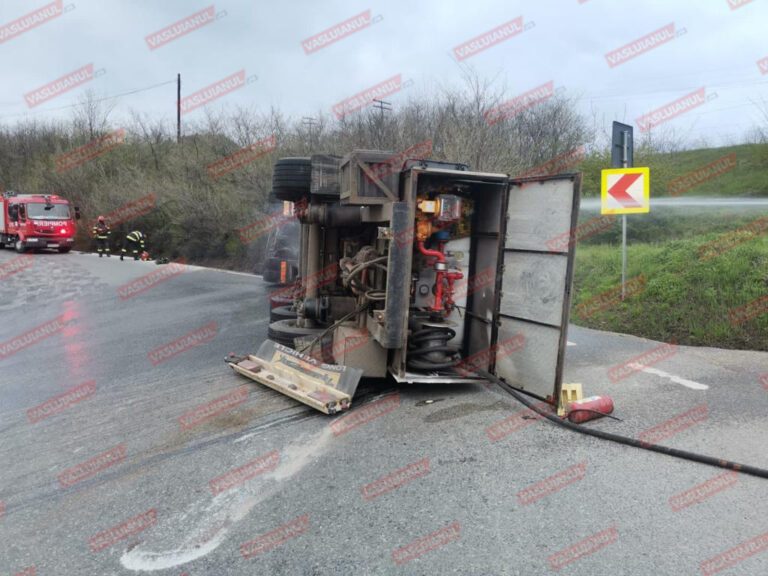 Pericol pe soseaua spre Husi! Cisterna cu combustibil rãsturnatã pe dealul Dobrinei!