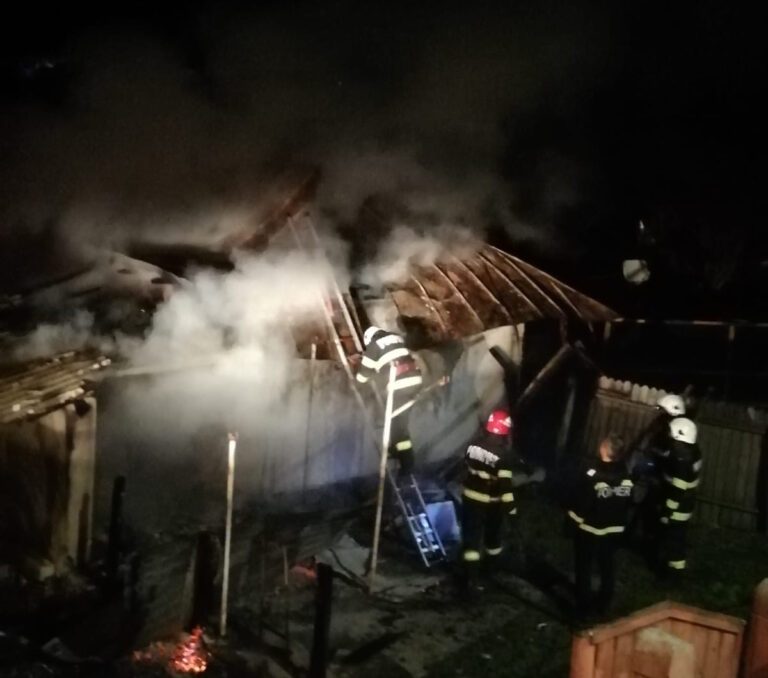 La un pas sa rãmânã fãrã locuintã! Pompierii au reusit sa salveze 3 camere