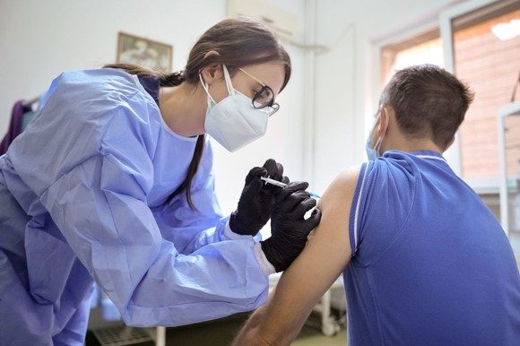 Cetãtenii moldoveni din Vaslui au dat “iama” în AstraZeneca! Vaccinul îi salveazã de carantinã, acasã!