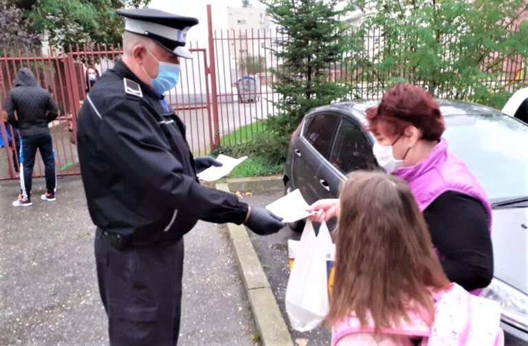 ACUM la Bârlad! Poliția Locală împarte măști la trecerile de pietoni!