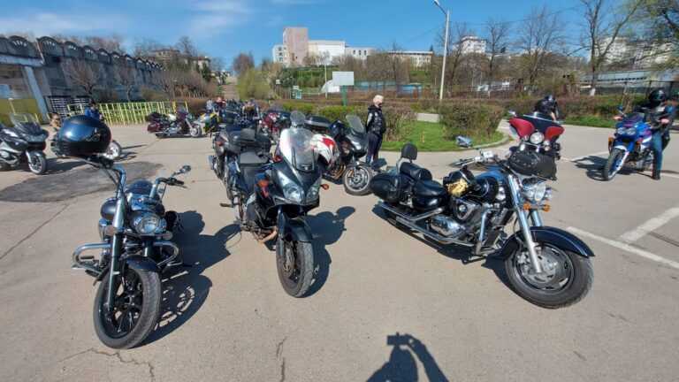 Motociclistii vasluieni au dat startul noului sezon! Peste 70 de motoare pe strãzile Vasluiului