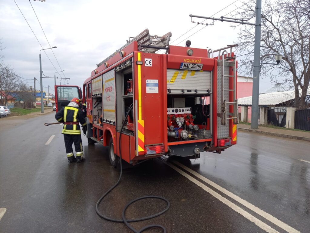 ACUM Accident ciudat, în Zona Industrială a Vasluiului! Cine-a pus groapa în drum... 1 pompieri