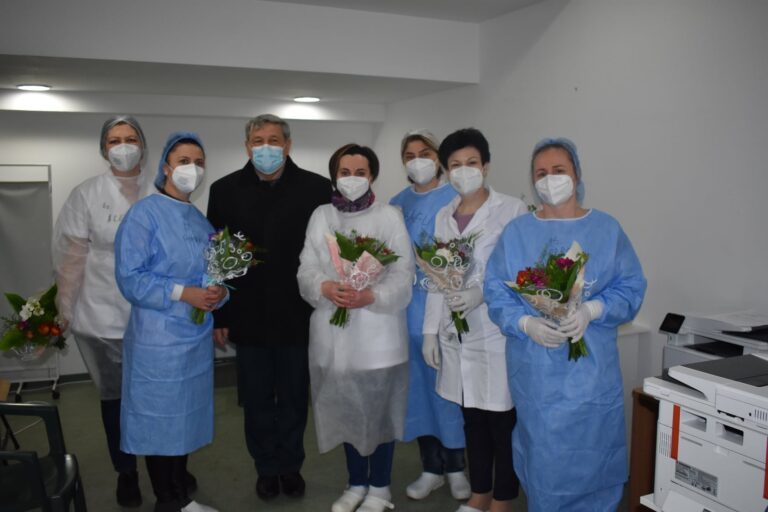 Emotionat, cu buchete de flori în mâini, primarul Bârladului a felicitat medicii si personalul medical din oras!