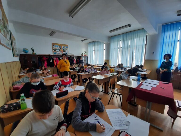 Un elev de la Școala 8, din Vaslui, a obținut note maxime la matematică și română, la simularea evaluării naționale! Este singurul din județ!