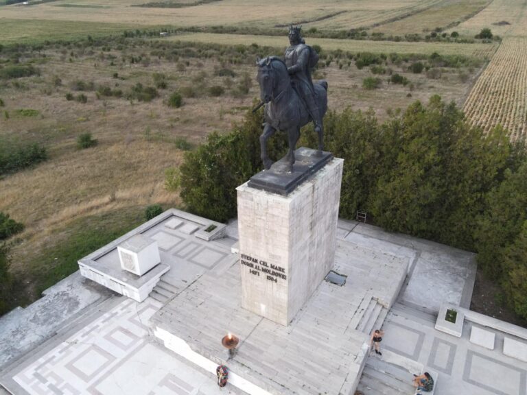 Domnitorul Moldovei, Stefan cel Mare, primeste o “hainã” nouã la Podu înalt! Parc tematic, teatru de varã si reparatii capitale la complexul de lângã Bãcãoani!