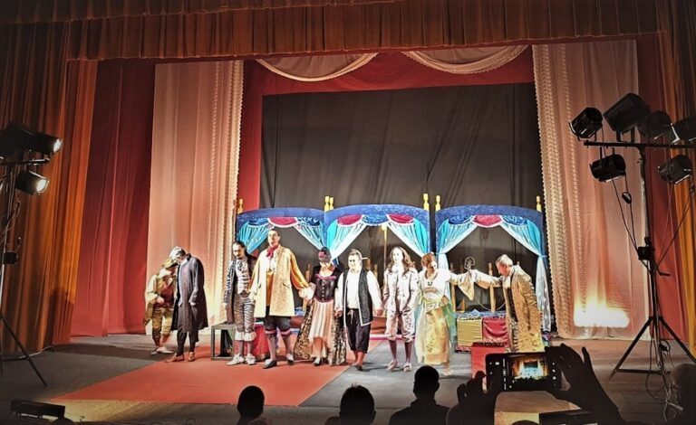 Seară memorabilă! Vasluienii au onorat, sâmbătă seara, invitația Teatrului ”V. I. Popa” din Bârlad!