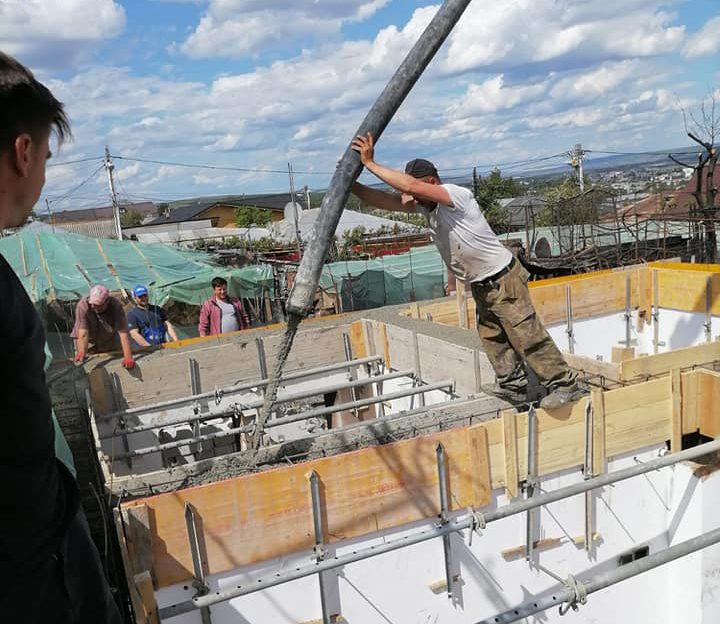Donatiile oamenilor de bine reconstruiesc casele distruse de foc din Bârlad