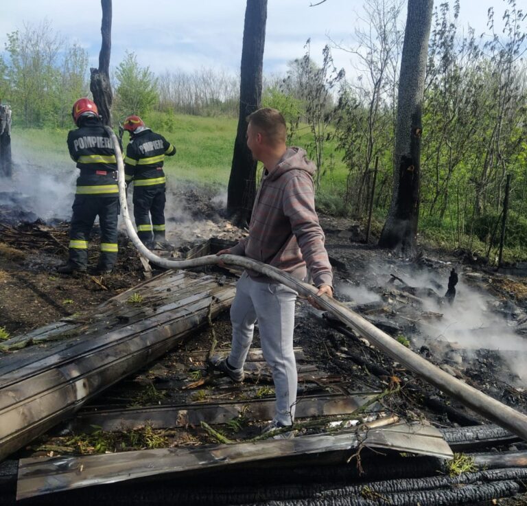 (VIDEO) Un pompier hușean, erou la o intervenție dificilă! A intrat în luptă cu flăcările, deși nu era de serviciu!
