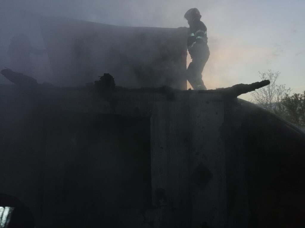 Incendiu DEVASTATOR în comuna Roșiești! O persoană prinsă în interior a fost salvată în ultima clipă! 1 7ed50842 906a 45fe b3bc 1c380e4cb14d