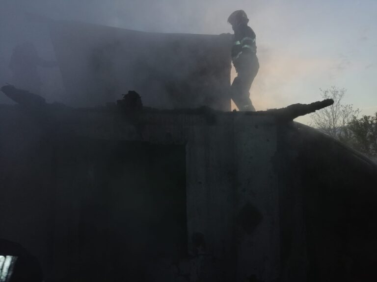 Incendiu DEVASTATOR în comuna Roșiești! O persoană prinsă în interior a fost salvată în ultima clipă!