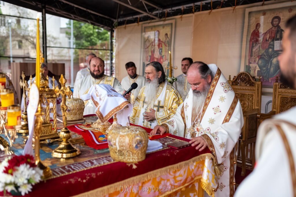 Arhiepiscopul Tomisului și Episcopul Hușilor au sfințit pictura bisericii „Sfântul Mina” din Vaslui. Mii de credincioși, la sfințire! 1 DNI 2130